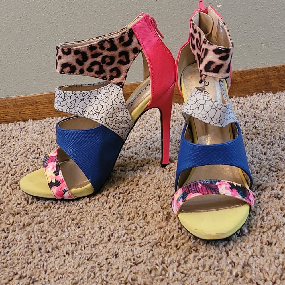 Super cute!!! Neon pink navy floral open toe heels
